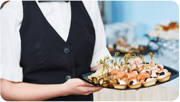 Servicekraft mit Canapé-Tablett