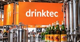 Servicekraft bei der Verkostung am Messestand