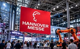Messehostessen am Stand auf einer Industriemesse