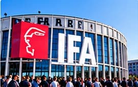 Hostessen betreuen einen Messestand