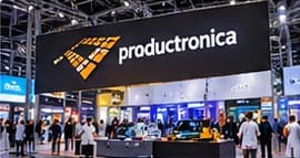 Messepersonal am Stand einer Fachmesse
